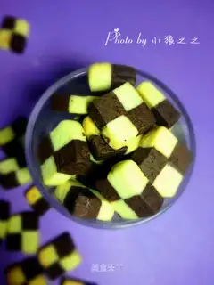 Two-coloured Chessies
