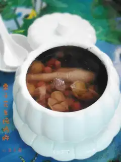 Chestnut peanut stew chicken feet