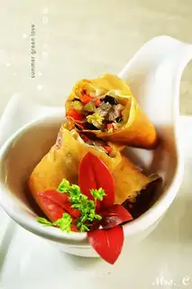 Silver rolls of gravy