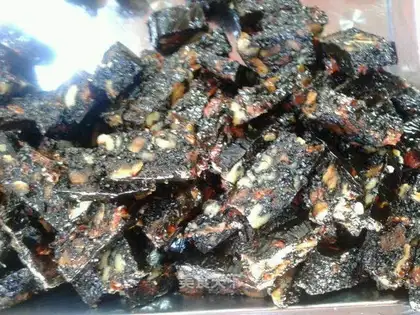 Black sesame walnut cake
