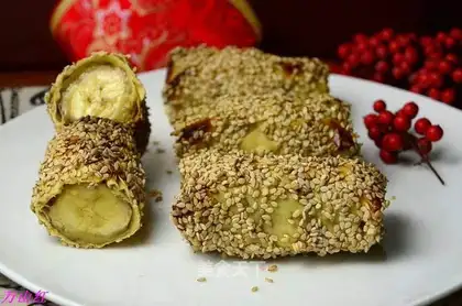 Sesame banana rolls