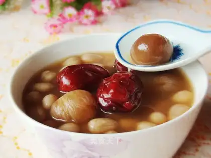 The peanuts and curry soup