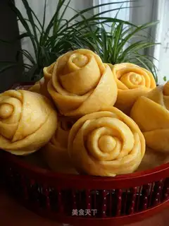 Yellow rose buns