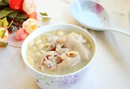 Soybeans pork soup