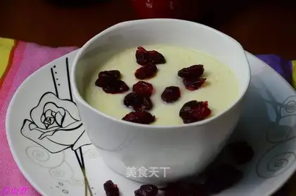 Cranberry milk steamed eggs