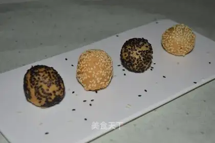 Black and white sesame ball