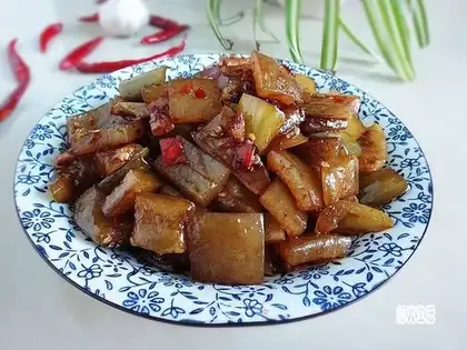 Sour cucumber fried pig skin