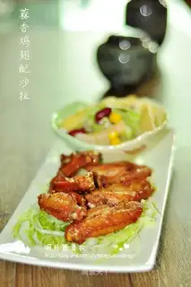 Garlic chicken wings with salad