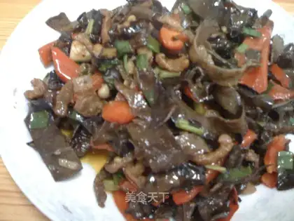 stir-fried fungus with red pepper