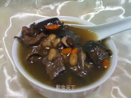 Polygonum multiflorum black bean and black chicken soup