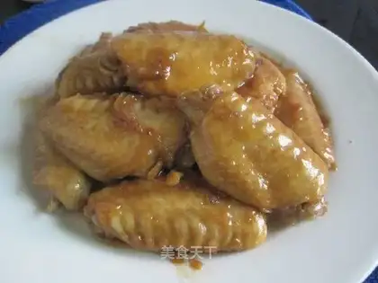 Braised chicken wings with red onion