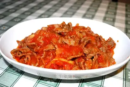 Boiled beef in tomato sauce