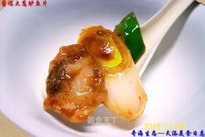 Sauteed sea bass slices with green onion in sauce