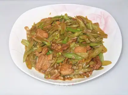 stir-fried pork with kidney beans