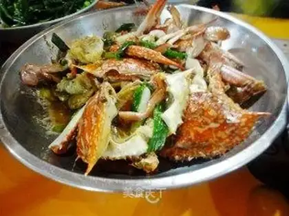 stir-fried crab in oyster sauce, ginger and shallots