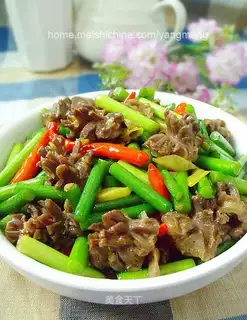 Garlic sprouts and chrysanthemum gizzards
