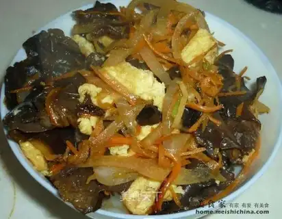 Scrambled eggs with onions and fungus