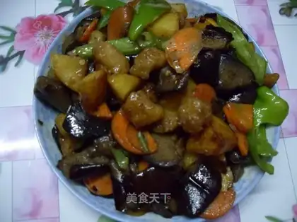 Braised potatoes and eggplants with meat