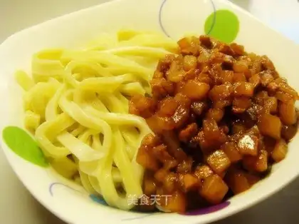 Double-color handmade noodles with meat sauce