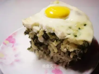 Steamed rice with vegetables with egg flavor