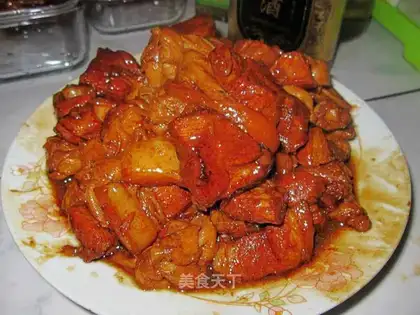 Braised pork with white leaf knot