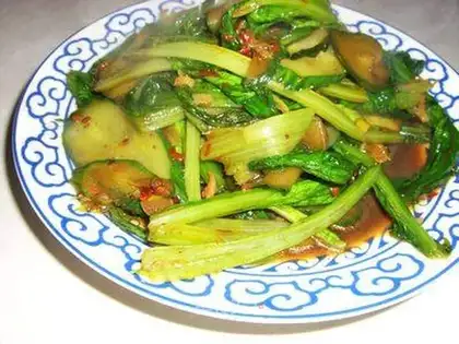 Melon slices and oilwheat vegetables