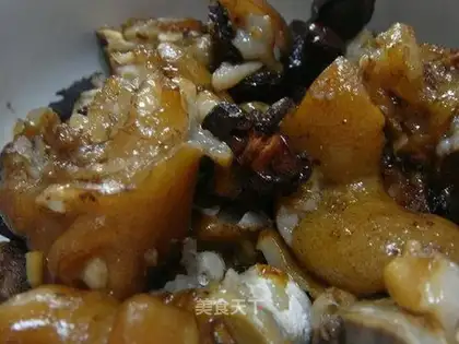braised pig's trotters in soy sauce