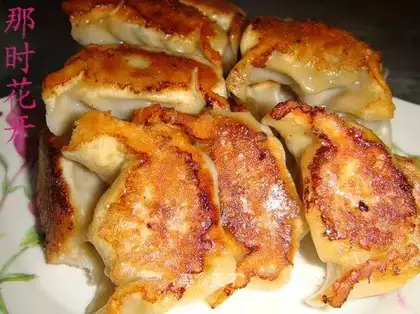 Three delicacies pot paste dumplings