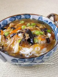 Delicious home-cooked noodles with diced pork
