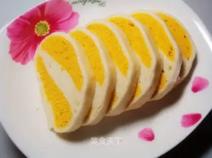 Cutting steamed buns with two-color knife