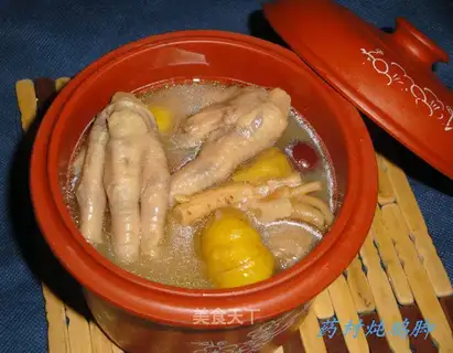 Stewed chicken feet with medicinal materials