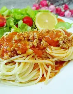 Noodles with tomato sauce and meat sauce