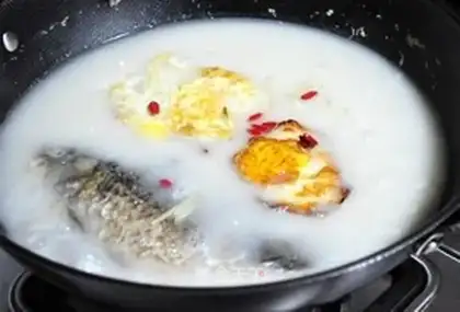 Crucian carp poached egg shredded radish soup