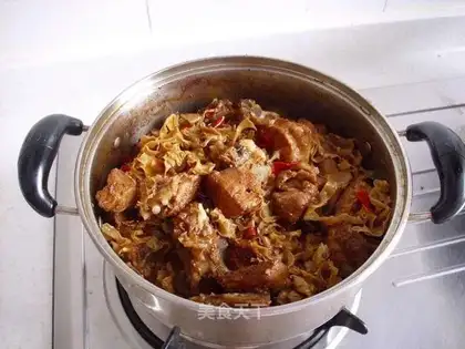 Braised bamboo shoots with pork ribs sauce