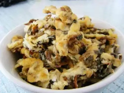 Scrambled eggs with dried plum vegetables