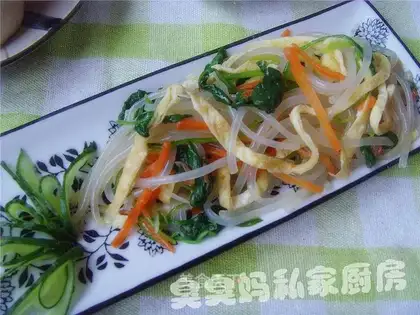 Spinach and egg mixed with vermicelli