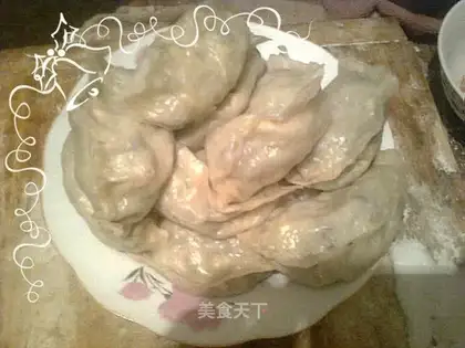 Steamed cabbage and meat dumplings