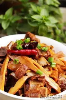 Braised pork ribs with dried bamboo shoots