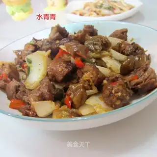 A roasted duck with cabbage