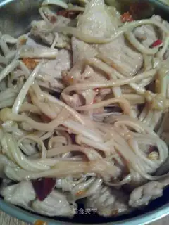 Gold-cracking mushroom fried meat