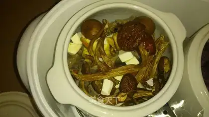 Tea mushroom chicken soup