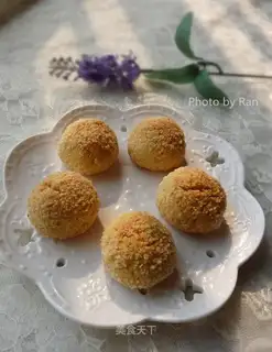 Gold coconut ball
