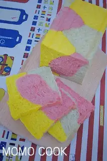 Three-colour toast