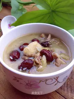 A chicken with red dates