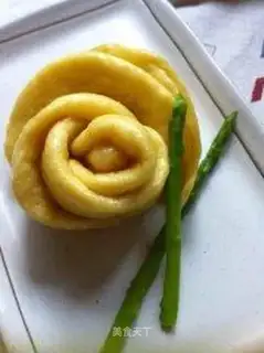 Yellow rose roll