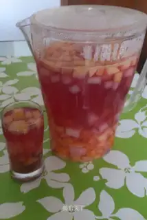 Homemade and delicious fruit cans