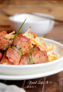 The golden pin bacon roll