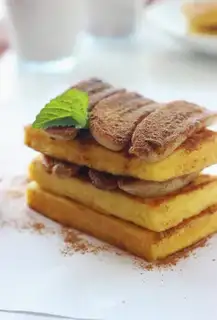 Cinnamon bananas with egg toast