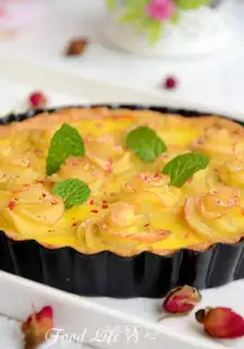 Lemon rose apple pie