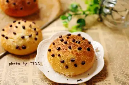Red bean coconut bun